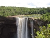 Jeden z vodopádů ve vnitrozemí (Kaiteur Falls na řece Potaro)